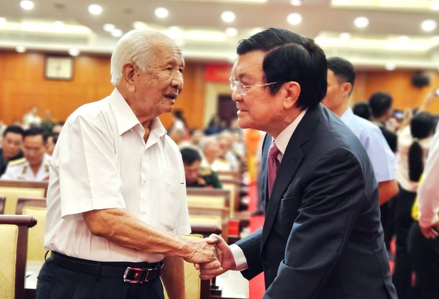 Nguyên Chủ tịch nước Trương Tấn Sang thăm hỏi đại biểu