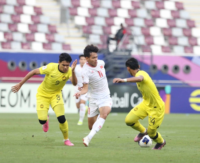U.23 VN (giữa) trong trận thắng U.23 Malaysia ở vòng bảng