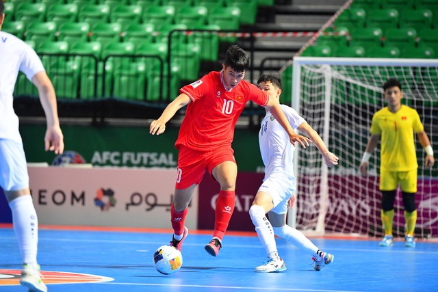Thịnh Phát có bàn thắng đầu tiên với pha ghi bàn vào lưới Uzbekistan
