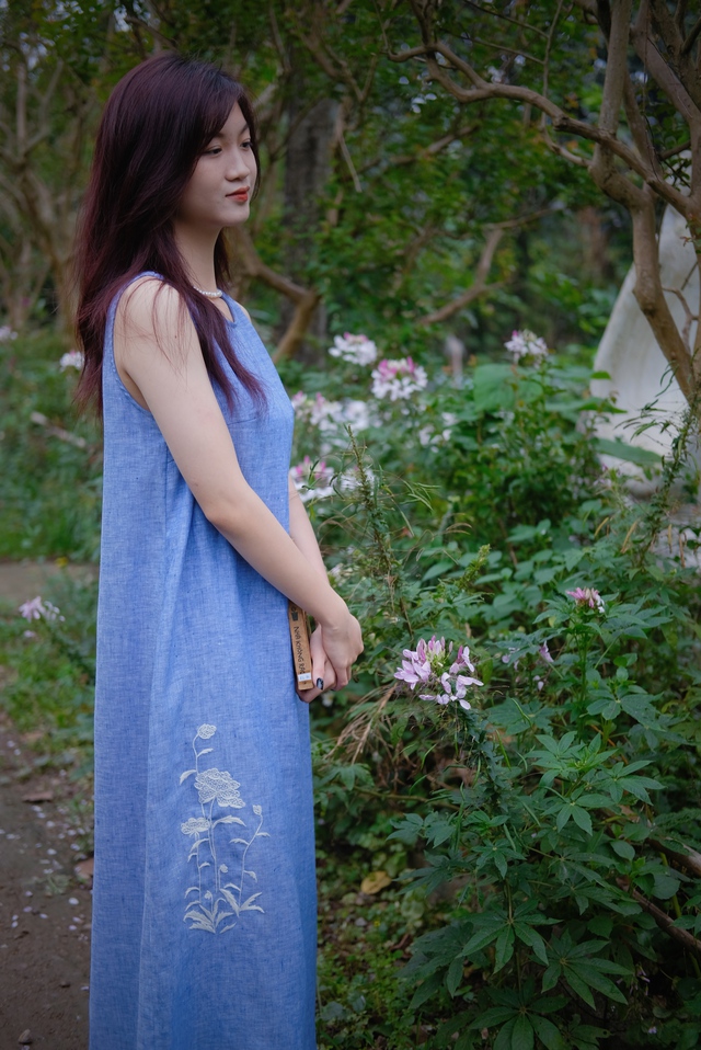 Hoạ tiết hoa hồng trên một nền vải xanh linen hai sợi trắng xanh đan xen, tạo nên một thiết kế hè lãng mạn mà thanh nhã. Lựa chọn một chiếc đầm thêu hoa hồng dáng suông mềm là lựa chọn thoải mái, tối ưu cho mùa hè tự do, lãng mạn