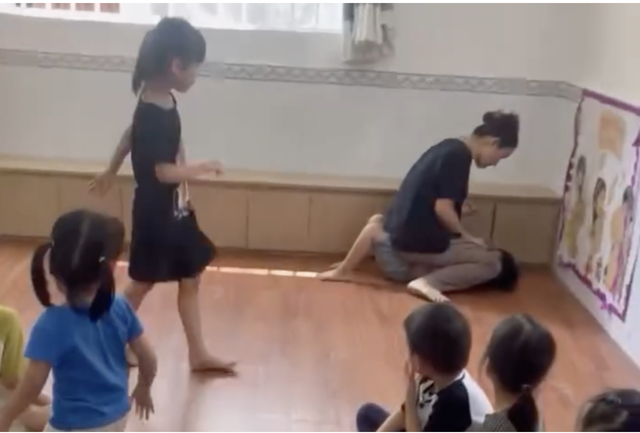 Chủ lớp mẫu giáo Tí Bo, bà Lâm Thị Bạch Nga ngồi đè lên người trẻ, ép ăn khiến bé hoảng sợ, khóc nhiều, ảnh hưởng tâm lý