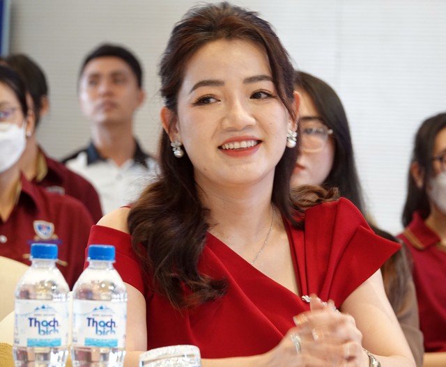 Bà Phạm Thị Kim Anh – Giám đốc tài chính Tập đoàn Bin Corporation, đại diện đơn vị tài trợ tham dự buổi lễ