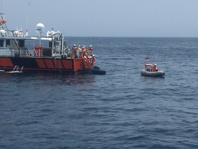 Tàu cứu nạn của Trung tâm Phối hợp tìm kiếm cứu nạn hàng hải Việt Nam đang hỗ trợ tìm kiếm nạn nhân mất tích