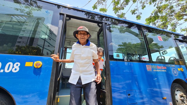 Thùy Dương, nhân viên xe buýt hỗ trợ hành khách lớn tuổi đi xe buýt an toàn