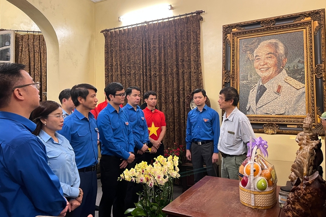 Ông Võ Điện Biên, con trai trưởng của Đại tướng Võ Nguyên Giáp (bên phải), gửi lời cảm ơn đến tập thể Ban Bí thư T.Ư Đoàn và các đại biểu