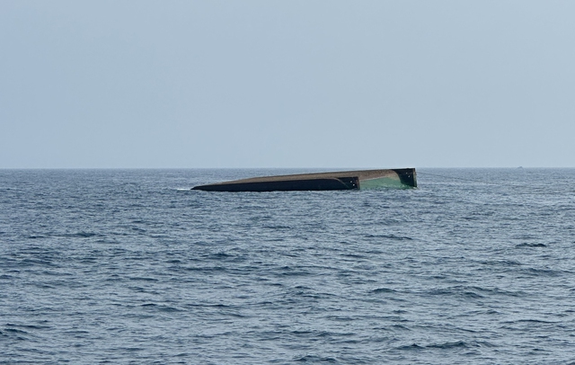 Sà lan bị chìm trên biển cách đảo Lý Sơn (Quảng Ngãi) gần 4 hải lý