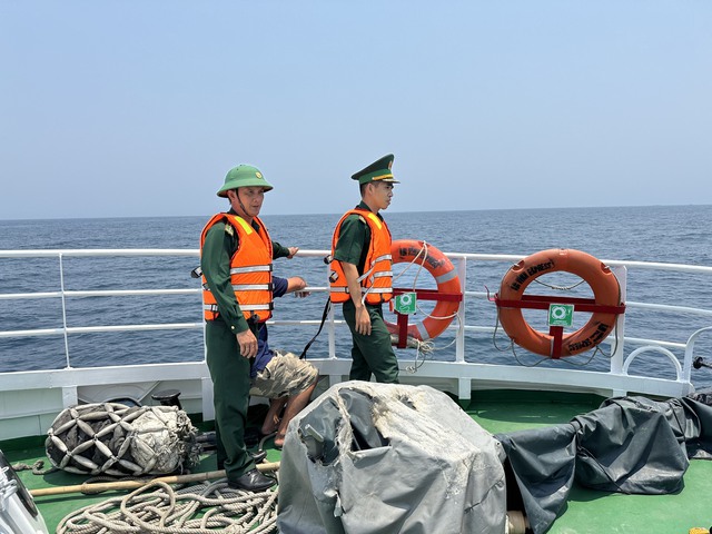 Lực lượng biên phòng Lý Sơn tổ chức tìm kiếm các thuyền viên mất tích