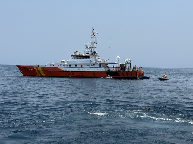 Tàu cứu nạn của Trung tâm Phối hợp tìm kiếm, cứu nạn hàng hải Việt Nam đang tìm kiếm nạn nhân mất tích