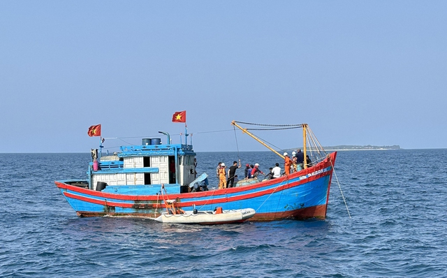 Ngư dân cùng hỗ trợ tìm kiếm thuyền viên mất tích sau vụ tai nạn chìm tàu kéo sà lan