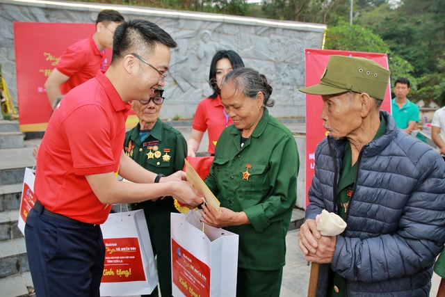 Anh Nguyễn Tường Lâm trao tặng nhiều suất quà và tiền mặt cho cựu chiến binh, thương binh và gia đình liệt sĩ ở tỉnh Sơn La