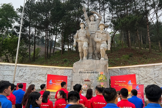 Đoàn đại biểu dâng hương tưởng nhớ các anh hùng liệt sĩ đã hy sinh tại ngã ba Cò Nòi (Sơn La)
