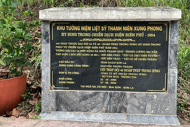 Bia đá trong Khu tưởng niệm liệt sĩ thanh niên xung phong đã hy sinh trong chiến dịch Điện Biên Phủ