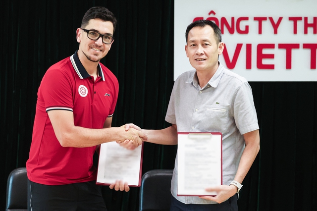 Giám đốc Công ty Thể thao Viettel Đỗ Mạnh Dũng ký hợp đồng với HLV thể lực Juliano Vallim (áo đỏ)