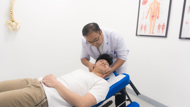 Bác sĩ Hoisang Gong thực hiện phương pháp Chiropractic nắn chỉnh đốt sống cổ chèn ép dây thần kinh cho bệnh nhân