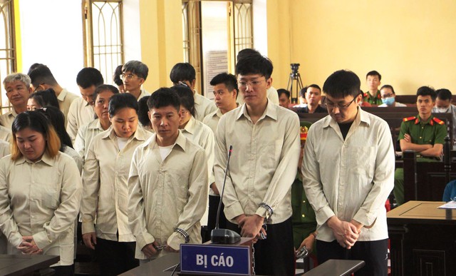 Nhóm bị cáo trong đường dây tín dụng đen hơn 20.000 tỉ đồng do người Trung Quốc cầm đầu nghe TAND tỉnh Quảng Nam tuyên án