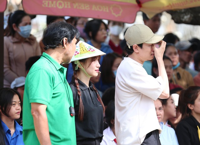 Kiều Minh Tuấn, Hòa Minzy bật khóc trước những khó khăn của các em nhỏ trong Mái ấm gia đình Việt