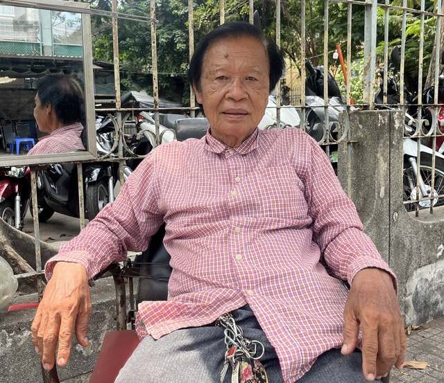 Ông Trịnh Văn Hòa đã làm nghề cắt tóc vỉa hè ở TP.HCM hơn 30 năm