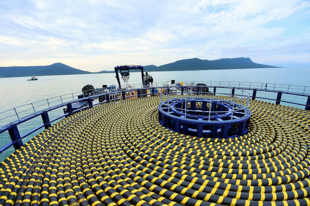 Thi công kéo cáp điện vượt đại dương của công trình đường dây 110kV xuyên biển Hà Tiên - Phú Quốc (Kiên Giang)