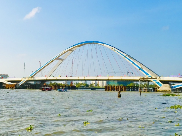 Cầu Trần Hoàng Na bắc qua sông Cần Thơ, kết nối 2 quận Ninh Kiều và Cái Răng (TP.Cần Thơ)