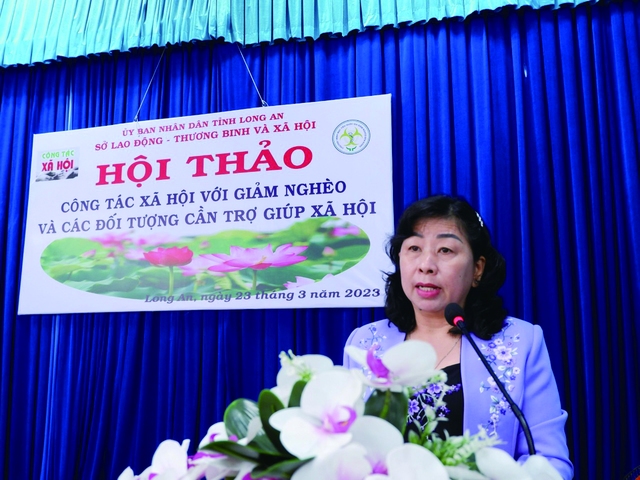 Bà Nguyễn Hồng Mai, Giám đốc Sở LĐ-TB-XH Long An, phát biểu tại một hội thảo về giảm nghèo