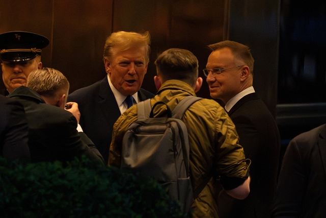 Ông Trump và Tổng thống Ba Lan Andrzej Duda ở Tòa tháp Trump hôm 17.4