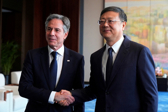 Ngoại trưởng Mỹ Antony Blinken (trái) gặp Bí thư Thượng Hải Trần Cát Ninh ngày 25.4