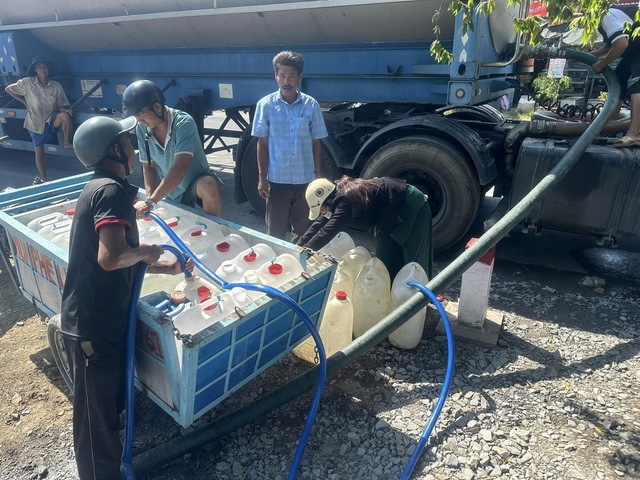 Người dân H.Gò Công Đông nhận nước ngọt miễn phí