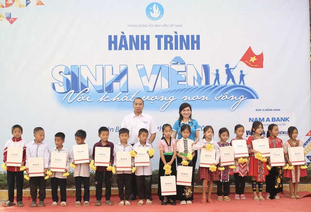 Chị Hồ Hồng Nguyên, Trưởng ban Thanh niên trường học, Phó chủ tịch thường trực Hội Sinh viên Việt Nam và đại diện nhà tài trợ trao quà cho học sinh