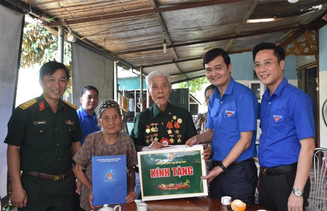 Anh Bùi Quang Huy thăm, tặng quà chiến sĩ Điện Biên Bùi Quang Tỉnh
