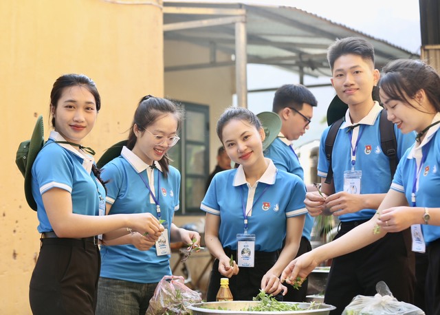 Các đại biểu sinh viên tham gia nấu ăn cho học sinh tại Trường Phổ thông dân tộc bán trú tiểu học Nậm Vì