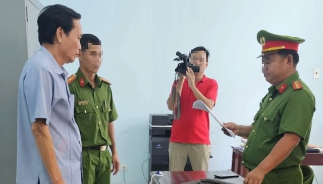 Bị can Đào Văn Ngọc nghe công an đọc lệnh khởi tố, bắt tạm giam