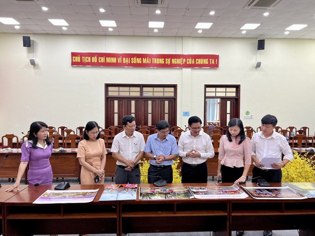 NSNA Lê Xuân Thăng - nguyên Phó chủ tịch Hội Nghệ sĩ nhiếp ảnh Việt Nam (thứ ba, từ phải qua) cùng các thành viên Ban giám khảo chấm giải tại cuộc thi ảnh về Bến Cát