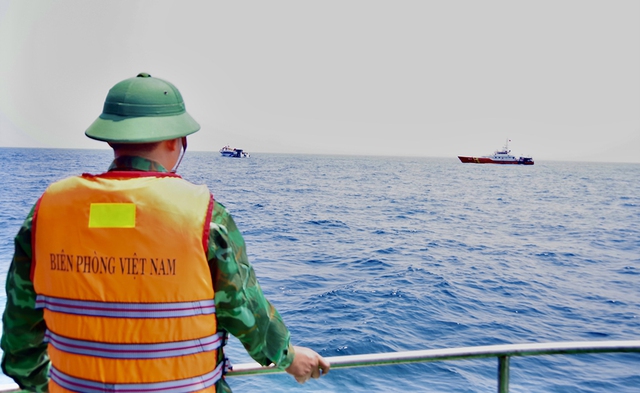 Lực lượng biên phòng tỉnh Quảng Ngãi tham gia tìm kiếm cứu nạn các thuyền viên trên tàu kéo và sà lan bị chìm