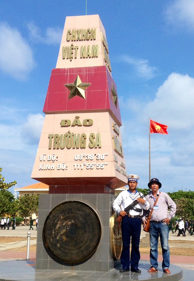 Nhà báo, nhà thơ Nguyễn Việt Chiến đi công tác tại Trường Sa