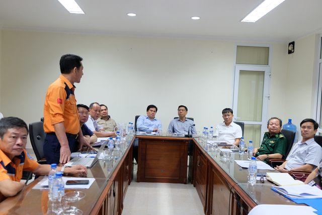Thứ trưởng Bộ GTVT Nguyễn Xuân Sang chủ trì cuộc họp với các cơ quan chức năng về việc tìm kiếm các nạn nhân vụ tàu kéo và sà lan bị chìm trên biển Lý Sơn