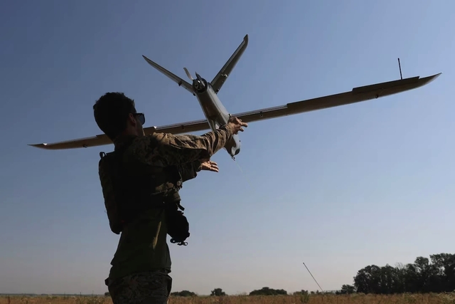 Một quân nhân Ukraine phóng UAV trinh sát gần tiền tuyến ở vùng Donetsk (Ukraine) ngày 6.7.2023.