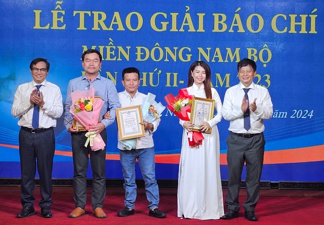 Nhóm tác giả: Nguyễn Thanh Tuyên, Nguyễn Thanh Long, Huỳnh Mỹ Vân của Đài Phát thanh Truyền hình Bình Dương đoạt giải nhất thể loại phát thanh - truyền hình