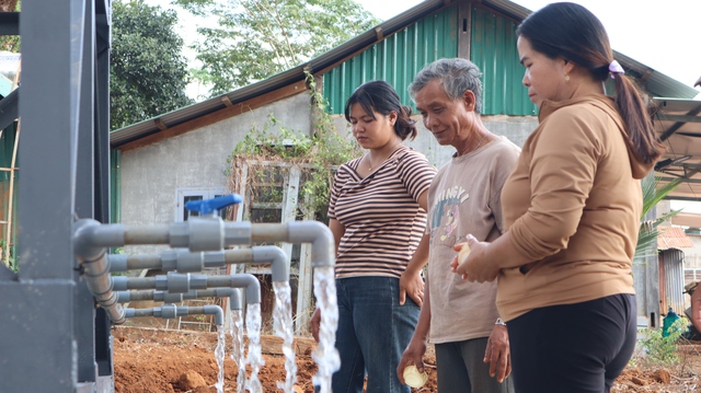 Người dân vui mừng khi có nguồn nước đảm bảo vệ sinh miễn phí từ nước giếng khoan công nghiệp để sử dụng cho sinh hoạt