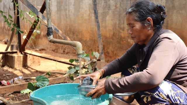 Phải mua nước giếng khoan với giá 60.000 đồng/m3, bà Thị Danh chủ động sử dụng nước tiết kiệm