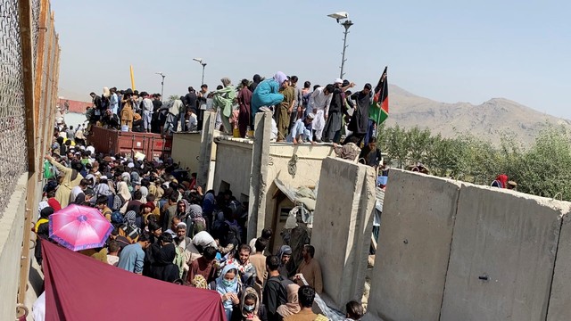 Một đám đông người dân gần sân bay quốc tế Hamid Karzai (Kabul, Afghanistan) vào ngày 26.8.2021.
