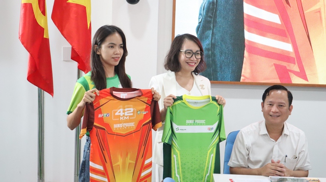 VĐV Hoàng Thị Ngọc Hoa và bà Nguyễn Thị Minh Nhâm, Trưởng ban tổ chức giải ra mắt áo đấu cự ly 42 km