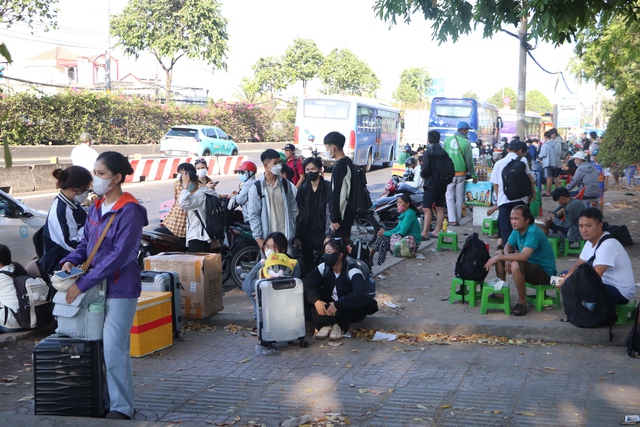 Số lượng người đổ về trạm xe khách dọc theo quốc lộ 1A, đoạn qua P.Linh Trung, TP.Thủ Đức, TP.HCM) chiều 25.4 khá đông đúc, nhưng không xảy ra tình trạng chen chúc