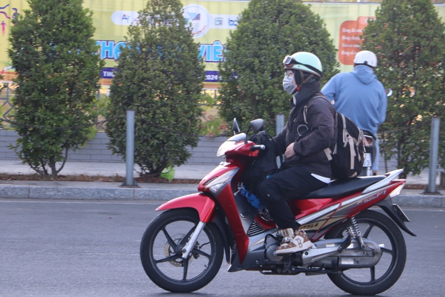 Một số sinh viên lựa chọn xe gắn máy là phương tiện di chuyển về nhà