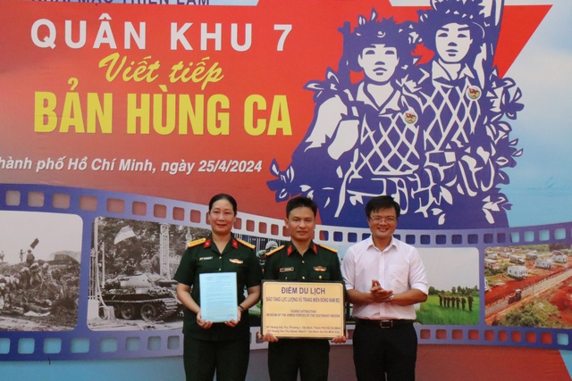 Đại tá Nguyễn Ngọc Điệp (trái), Giám đốc Bảo tàng Lực lượng vũ trang miền Đông Nam bộ nhận quyết định công nhận điểm du lịch của Sở Du lịch TP.HCM