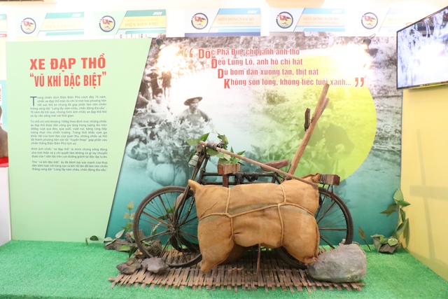 Xe đạp thồ dùng để vận chuyển lương thực, vũ khí phục vụ cho chiến dịch Điện Biên Phủ năm 1954 được trưng bày tại triển lãm. Một chiếc xe đạp thồ có khả năng chở trung bình từ 50 - 100 kg, tương đương với khả năng mang vác của 5 người và có thể vận chuyển được các vật liệu cồng kềnh, chất lỏng như xăng, dầu