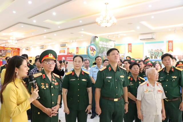 Thiếu tướng Nguyễn Thế Kỷ (thứ 2 từ trái sang) cùng lãnh đạo Quân khu 7 tham quan triển lãm