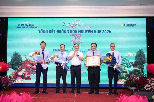 Saigontourist nhận bằng khen Thủ tướng Chính phủ với thành tích 20 năm thực hiện đường hoa Nguyễn Huệ- Ảnh 2.