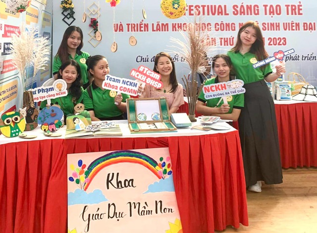 Sinh viên khoa Giáo dục mầm non Trường ĐH Sư phạm - ĐH Đà Nẵng tham gia Festival Sáng tạo trẻ