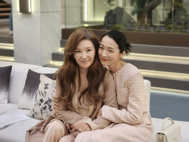 Trong Nữ hoàng nước mắt, nhân vật của Lee Mi Sook (trái), Kim Joo Ryung có tính cách đáng ghét