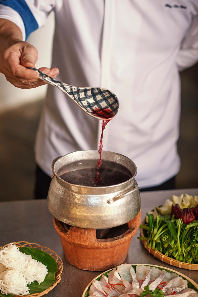 Ngoài làm trà, mứt, ăn tươi, hoa bụp giấm (hay atisô đỏ, hibiscus) với vị chua thơm đặc trưng còn là nguyên liệu tạo chua thay cho me, chanh hay cơm mẻ, tạo ra bản sắc riêng cho ẩm thực Bình Phước